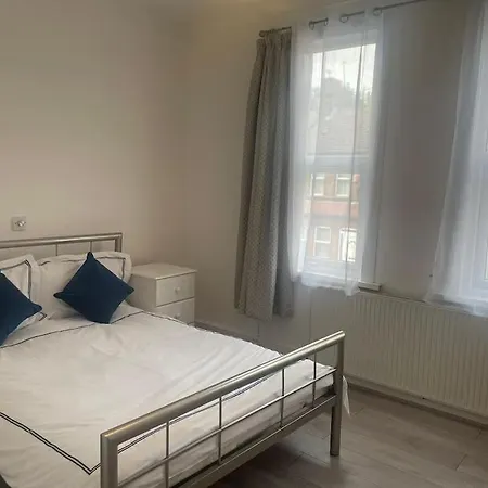 4 Bedroom House In Turnpike Lane/Wood Green London Exterior photo
