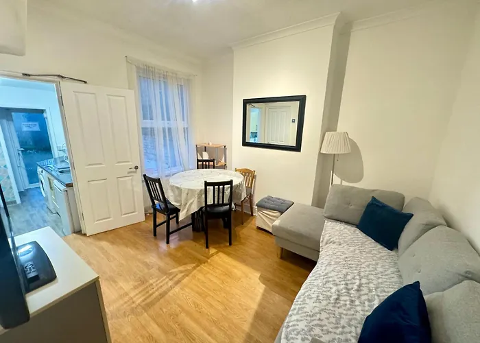 4 Bedroom House In Turnpike Lane/Wood Green