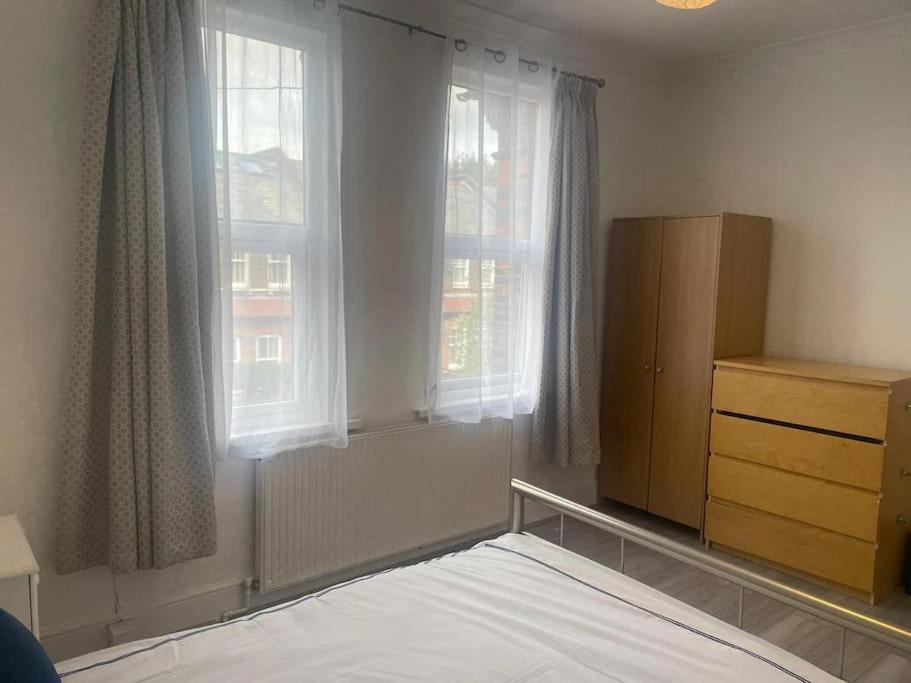 4 Bedroom House In Turnpike Lane/wood Hébergement de vacances